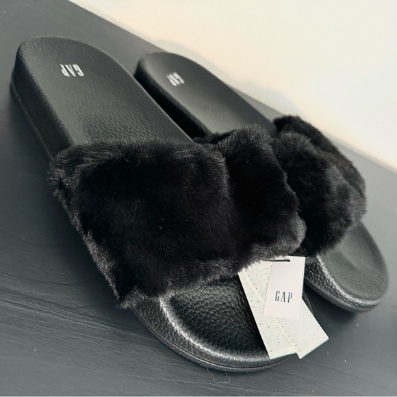 NWT GAP Faux-Fur Slides Size 8/9 - Picture 1 of 5